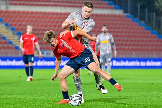 v.li.: Marinus Spann (Unterhaching, 46) Erik Majetschak (Regensburg, 13) im Zweikampf, Duell, duel, tackle, Dynamik, Action, Aktion, 06.10.2026, Unterhaching (Deutschland), Fussball, BFV Verbandspokal, Viertelfinale, SpVgg Unterhaching - SSV Jahn Regensburg