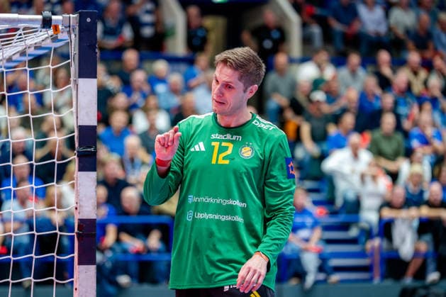 Solingen, 06.10.2026, Handball, Herren, EHF, European League, Gruppenphase, 2. Spieltag, 2026 2027, Bergischer HC - IK Sävehof Peter Johannesson (IK Sävehof, 12) gestikuliert Richtung Julian Fuchs (Bergischer HC, 46) der am Boden liegt