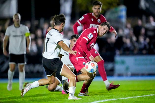 v.li.: Jonas Can (Brühl, 77), Tim Korzuschek (SVS, 18), Zweikampf, Spielszene, Duell, duel, tackle, tackling, Dynamik, Action, Aktion, 06.10.2026, Brühl (Deutschland), Fussball, bfv-Pokal, Achtelfinale, FV 1918 Brühl - SV Sandhausen