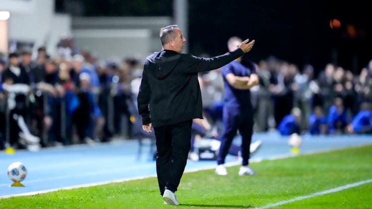 Markus Kauczinski (Trainer, Cheftrainer, SVS), gibt Anweisungen, gestikuliert, mit den Armen gestikulieren, Freisteller, Ganzkörper, Einzelbild, Einzelfoto, Aktion, Action, am Spielfeldrand, an der Seitenauslinie, 06.10.2026, Brühl (Deutschland), Fussball, bfv-Pokal, Achtelfinale, FV 1918 Brühl - SV Sandhausen