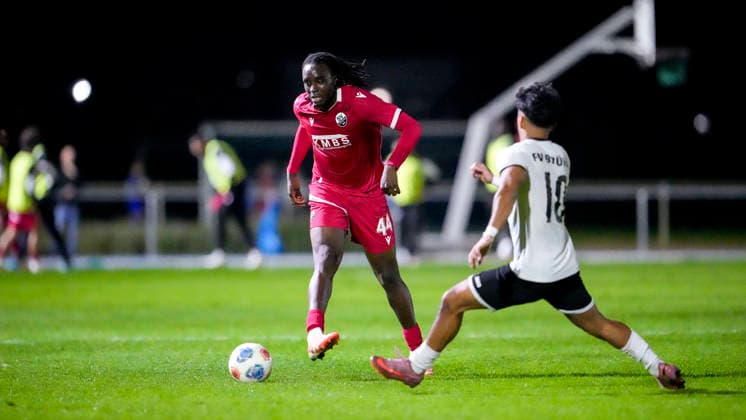v.li.: Gaoussou Dabo (SVS, 44), Rastin Ansari Khaledi (Brühl, 10), Zweikampf, Spielszene, Duell, duel, tackle, tackling, Dynamik, Action, Aktion, 06.10.2026, Brühl (Deutschland), Fussball, bfv-Pokal, Achtelfinale, FV 1918 Brühl - SV Sandhausen