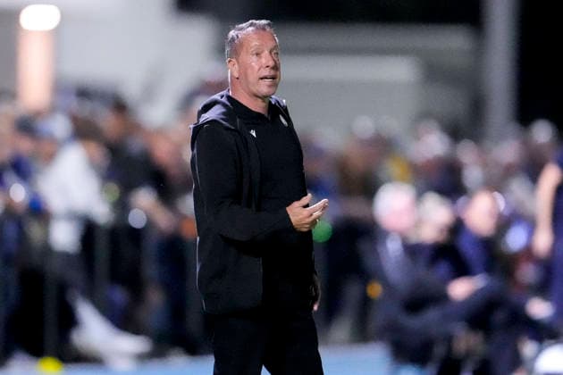 Markus Kauczinski (Trainer, Cheftrainer, SVS), gibt Anweisungen, gestikuliert, mit den Armen gestikulieren, Einzelbild, Einzelfoto, Aktion, Action, 06.10.2026, Brühl (Deutschland), Fussball, bfv-Pokal, Achtelfinale, FV 1918 Brühl - SV Sandhausen