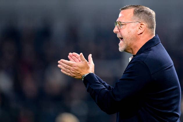 Trainer Sascha Hildmann (Cheftrainer, Regensburg) gibt Anweisungen, gestikuliert, mit den Armen gestikulieren, gives instructions, gesticulate, Einzelbild, Aktion, Action, 06.10.2026, Unterhaching (Deutschland), Fussball, BFV Verbandspokal, Viertelfinale, SpVgg Unterhaching - SSV Jahn Regensburg
