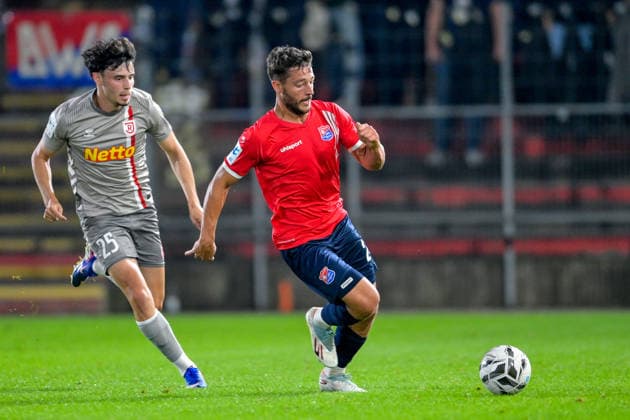 v.li.: Nicolas Oliveira (Regensburg, 25) Moritz Mueller (Unterhaching, 24) im Zweikampf, Duell, duel, tackle, Dynamik, Action, Aktion, 06.10.2026, Unterhaching (Deutschland), Fussball, BFV Verbandspokal, Viertelfinale, SpVgg Unterhaching - SSV Jahn Regensburg