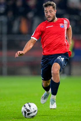 Moritz Mueller (Unterhaching, 24) am Ball, Freisteller, Einzelbild, Aktion, Action, 06.10.2026, Unterhaching (Deutschland), Fussball, BFV Verbandspokal, Viertelfinale, SpVgg Unterhaching - SSV Jahn Regensburg