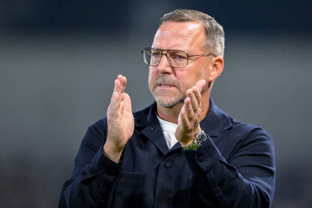 Trainer Sascha Hildmann (Cheftrainer, Regensburg) gibt Anweisungen, gestikuliert, mit den Armen gestikulieren, gives instructions, gesticulate, Einzelbild, Aktion, Action, 06.10.2026, Unterhaching (Deutschland), Fussball, BFV Verbandspokal, Viertelfinale, SpVgg Unterhaching - SSV Jahn Regensburg