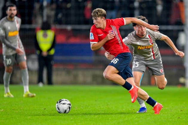 v.li.: Marinus Spann (Unterhaching, 46) Nicolas Oliveira (Regensburg, 25) im Zweikampf, Duell, duel, tackle, Dynamik, Action, Aktion, 06.10.2026, Unterhaching (Deutschland), Fussball, BFV Verbandspokal, Viertelfinale, SpVgg Unterhaching - SSV Jahn Regensburg