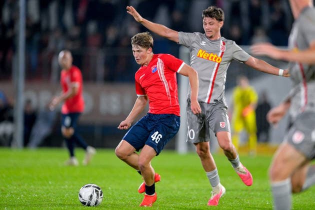 v.li.: Marinus Spann (Unterhaching, 46) Jakob Seibold (Regensburg, 40) im Zweikampf, Duell, duel, tackle, Dynamik, Action, Aktion, 06.10.2026, Unterhaching (Deutschland), Fussball, BFV Verbandspokal, Viertelfinale, SpVgg Unterhaching - SSV Jahn Regensburg