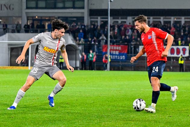 v.li.: Nicolas Oliveira (Regensburg, 25) Moritz Mueller (Unterhaching, 24) im Zweikampf, Duell, duel, tackle, Dynamik, Action, Aktion, 06.10.2026, Unterhaching (Deutschland), Fussball, BFV Verbandspokal, Viertelfinale, SpVgg Unterhaching - SSV Jahn Regensburg