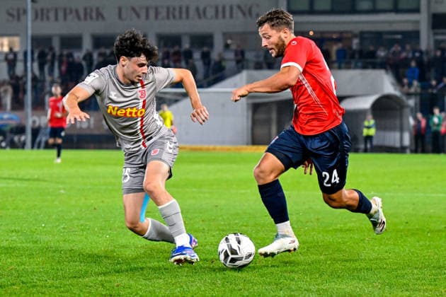 v.li.: Nicolas Oliveira (Regensburg, 25) Moritz Mueller (Unterhaching, 24) im Zweikampf, Duell, duel, tackle, Dynamik, Action, Aktion, 06.10.2026, Unterhaching (Deutschland), Fussball, BFV Verbandspokal, Viertelfinale, SpVgg Unterhaching - SSV Jahn Regensburg