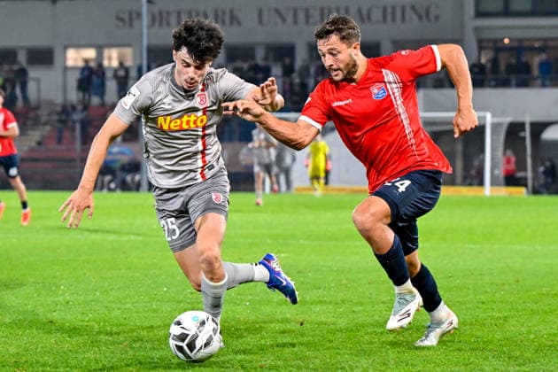 v.li.: Nicolas Oliveira (Regensburg, 25) Moritz Mueller (Unterhaching, 24) im Zweikampf, Duell, duel, tackle, Dynamik, Action, Aktion, 06.10.2026, Unterhaching (Deutschland), Fussball, BFV Verbandspokal, Viertelfinale, SpVgg Unterhaching - SSV Jahn Regensburg