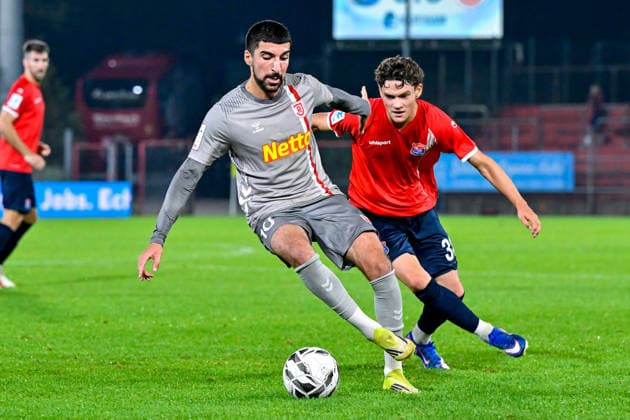 v.li.: Nassim Boujellab (Regensburg, 10) Constantin Strunz (Unterhaching, 38) im Zweikampf, Duell, duel, tackle, Dynamik, Action, Aktion, 06.10.2026, Unterhaching (Deutschland), Fussball, BFV Verbandspokal, Viertelfinale, SpVgg Unterhaching - SSV Jahn Regensburg