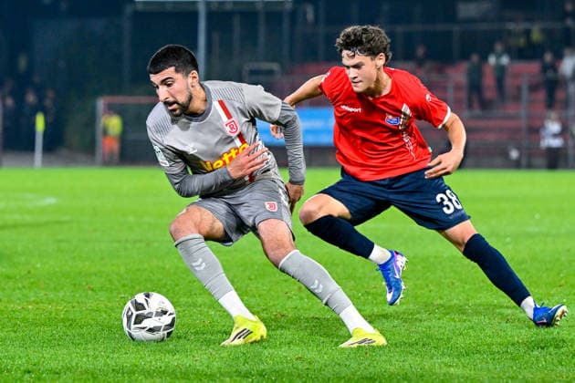 v.li.: Nassim Boujellab (Regensburg, 10) Constantin Strunz (Unterhaching, 38) im Zweikampf, Duell, duel, tackle, Dynamik, Action, Aktion, 06.10.2026, Unterhaching (Deutschland), Fussball, BFV Verbandspokal, Viertelfinale, SpVgg Unterhaching - SSV Jahn Regensburg