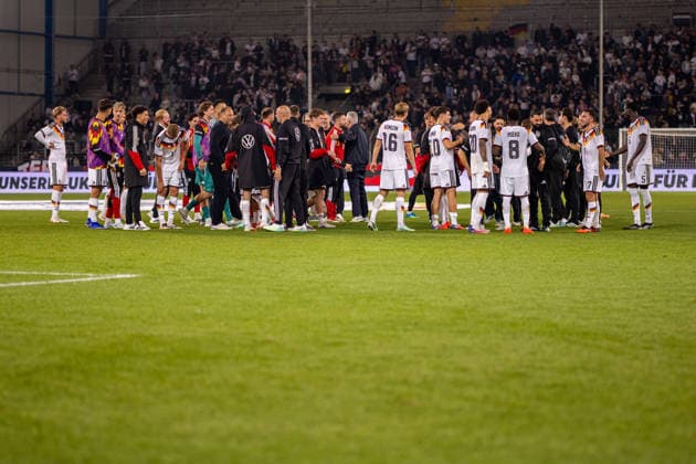 Die Spieler und Betreuer von Deutschland U21, U 21 nach dem Schlusspfiff GER, Deutschland (GER) vs. Georgien (GEO), Fussball, UEFA U21 EM-Qualifikation, Gruppe F, 13. Spieltag, Spielzeit 2026 2027, 06.10.2026 GER, Deutschland (GER) vs. Georgien (GEO), Fussball, UEFA U21 EM-Qualifikation, Gruppe F, 13. Spieltag, Spielzeit 2026 2027, 06.10.2026 Bielefeld Copyright: xEibner-Pressefoto JanxRollingerx EP_JSK