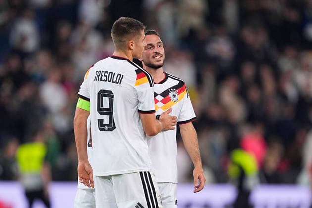 06.10.2026, xydrx, Herren, Fußball, Länderspiel, U21, U 21 EM-Qualifikation, Deutchland - Georgien, Saison 2026 2027, Schüco Arena: Nicolo Tresoldi (GER, 9) und Arijon Ibrahimovic (GER, 7) freuen sich über den Sieg DFB regulations prohibit any use of photographs as image sequences and or quasi-video. Copyright: HMBxMedia YannisxDreimann