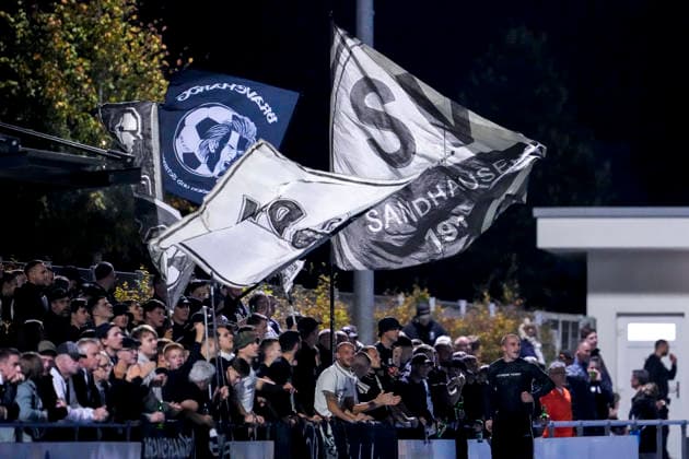 Die mitgereisten Ultras vom SV Sandhausen schwenken in der Fankurve ihre Fahnen, Gästefans, Gästeblock, Gast, Fanblock, freuen sich aufs Spiel, Fans, Publikum, Zuschauer, Stimmung, Atmosphäre, Stadion, 06.10.2026, Brühl (Deutschland), Fussball, bfv-Pokal, Achtelfinale, FV 1918 Brühl - SV Sandhausen