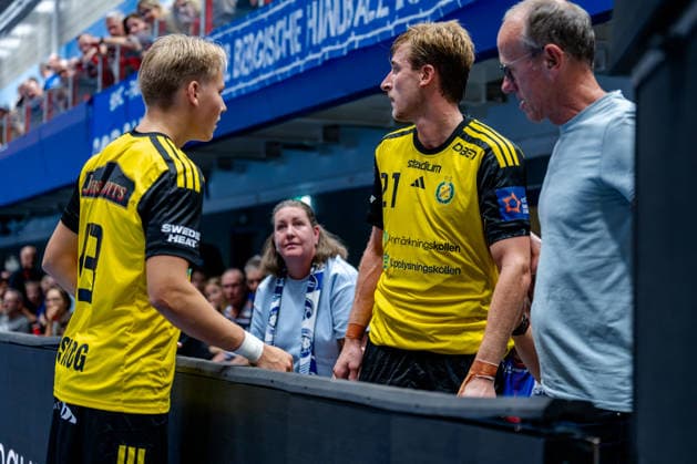 Solingen, 06.10.2026, Handball, Herren, EHF, European League, Gruppenphase, 2. Spieltag, 2026 2027, Bergischer HC - IK Sävehof David Sandberg (IK Sävehof, 21) hinter der Werbebanbde nachdem er von Johannes Wasielewski (Bergischer HC, 77) gefoult wurde
