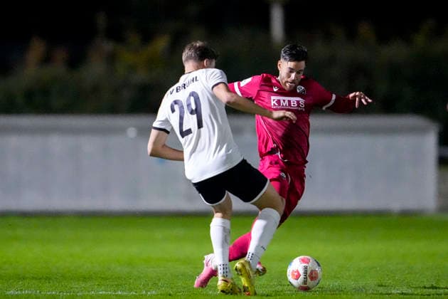 v.li.: Fynn Bauer (Brühl, 29), David Mamutovic (SVS, 7), Zweikampf, Spielszene, Duell, duel, tackle, tackling, Dynamik, Action, Aktion, 06.10.2026, Brühl (Deutschland), Fussball, bfv-Pokal, Achtelfinale, FV 1918 Brühl - SV Sandhausen