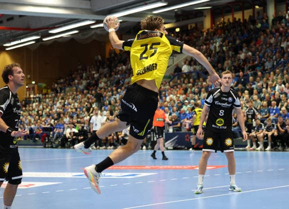 v.l. Tom Bergner (Bergischer HC 28), Malte Celander (IK Saevehof 25), Nico Schoettle (Bergischer HC 08) GER, Bergischer HC06 vs. IK Saevehof, Handball, EHF Europa League 2026 27, 2. Spieltag, Spielzeit 2026 2027, 06.10.2026 GER, Bergischer HC06 vs. IK Saevehof, Handball, EHF Europa League 2026 27, 2. Spieltag, Spielzeit 2026 2027, 06.10.2026 Solingen-Mitte Copyright: xEibner-Pressefoto ThomasxStoeckerx EP_TSR