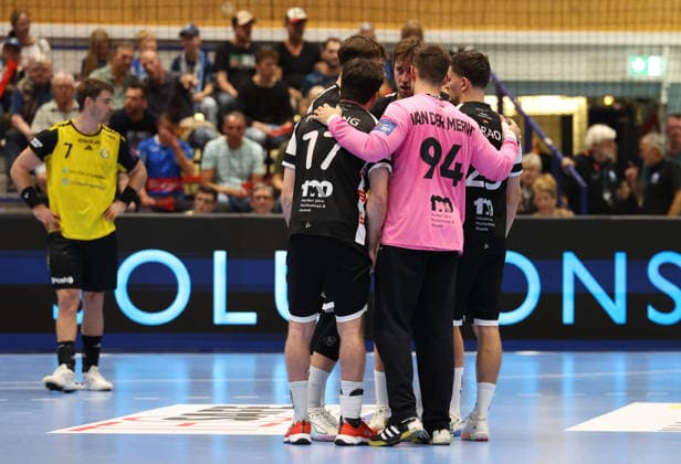 Kristian van der Merwe (Bergischer HC 94) spricht der Mannschaft zu GER, Bergischer HC06 vs. IK Saevehof, Handball, EHF Europa League 2026 27, 2. Spieltag, Spielzeit 2026 2027, 06.10.2026 GER, Bergischer HC06 vs. IK Saevehof, Handball, EHF Europa League 2026 27, 2. Spieltag, Spielzeit 2026 2027, 06.10.2026 Solingen-Mitte Copyright: xEibner-Pressefoto ThomasxStoeckerx EP_TSR