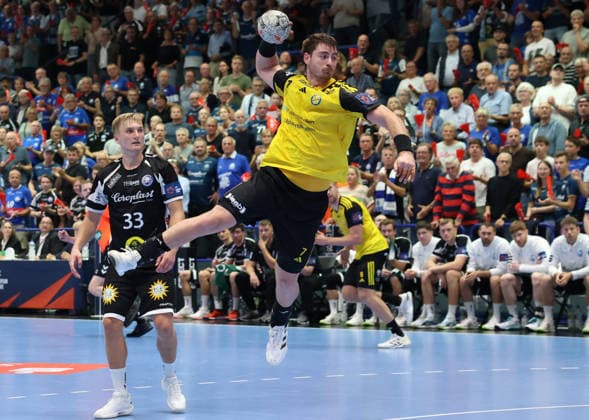 v.l. Zeb Bjerneld (Bergischer HC 33), Tom Poyet (IK Saevehof 07) GER, Bergischer HC06 vs. IK Saevehof, Handball, EHF Europa League 2026 27, 2. Spieltag, Spielzeit 2026 2027, 06.10.2026 GER, Bergischer HC06 vs. IK Saevehof, Handball, EHF Europa League 2026 27, 2. Spieltag, Spielzeit 2026 2027, 06.10.2026 Solingen-Mitte Copyright: xEibner-Pressefoto ThomasxStoeckerx EP_TSR