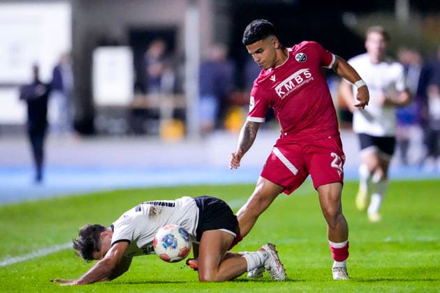 v.li.: Jonas Can (Brühl, 77), Seyhan Yigit (SVS, 22), Zweikampf, Spielszene, Duell, duel, tackle, tackling, Dynamik, Action, Aktion, 06.10.2026, Brühl (Deutschland), Fussball, bfv-Pokal, Achtelfinale, FV 1918 Brühl - SV Sandhausen