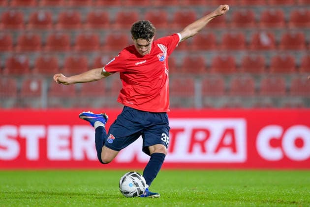 Constantin Strunz (Unterhaching, 38) am Ball, mit Torschuss, zieht ab, Freisteller, Einzelbild, Aktion, Action, 06.10.2026, Unterhaching (Deutschland), Fussball, BFV Verbandspokal, Viertelfinale, SpVgg Unterhaching - SSV Jahn Regensburg