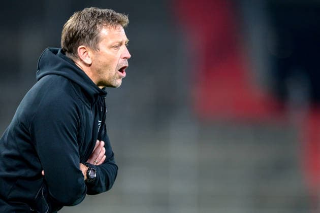 Trainer Holger Seitz (Unterhaching) gibt Anweisungen, gestikuliert, mit den Armen gestikulieren, gives instructions, gesticulate, Einzelbild, Aktion, Action, 06.10.2026, Unterhaching (Deutschland), Fussball, BFV Verbandspokal, Viertelfinale, SpVgg Unterhaching - SSV Jahn Regensburg