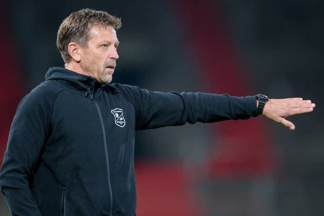 Trainer Holger Seitz (Unterhaching) gibt Anweisungen, gestikuliert, mit den Armen gestikulieren, gives instructions, gesticulate, Einzelbild, Aktion, Action, 06.10.2026, Unterhaching (Deutschland), Fussball, BFV Verbandspokal, Viertelfinale, SpVgg Unterhaching - SSV Jahn Regensburg