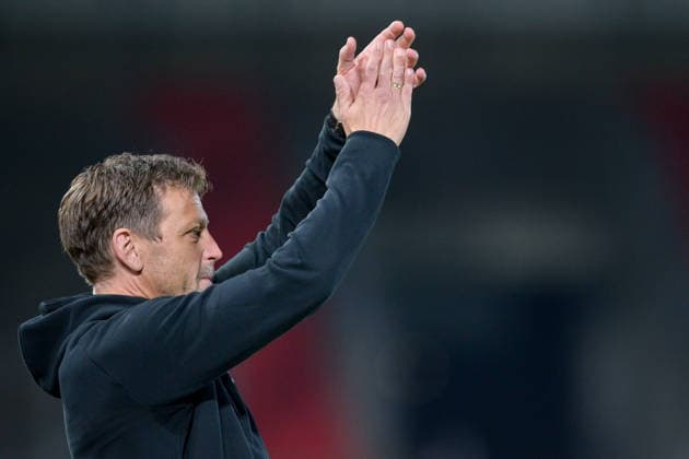 Trainer Holger Seitz (Unterhaching) gibt Anweisungen, gestikuliert, mit den Armen gestikulieren, gives instructions, gesticulate, Einzelbild, Aktion, Action, 06.10.2026, Unterhaching (Deutschland), Fussball, BFV Verbandspokal, Viertelfinale, SpVgg Unterhaching - SSV Jahn Regensburg