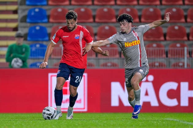 v.li.: Moritz Mueller (Unterhaching, 24) Nicolas Oliveira (Regensburg, 25) im Zweikampf, Duell, duel, tackle, Dynamik, Action, Aktion, 06.10.2026, Unterhaching (Deutschland), Fussball, BFV Verbandspokal, Viertelfinale, SpVgg Unterhaching - SSV Jahn Regensburg