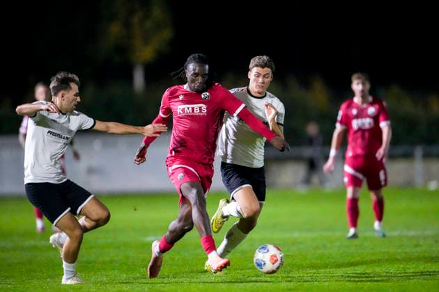 v.li.: Robin Karrer (Brühl, 21), Gaoussou Dabo (SVS, 44), Fynn Bauer (Brühl, 29), Zweikampf, Spielszene, Duell, duel, tackle, tackling, Dynamik, Action, Aktion, 06.10.2026, Brühl (Deutschland), Fussball, bfv-Pokal, Achtelfinale, FV 1918 Brühl - SV Sandhausen