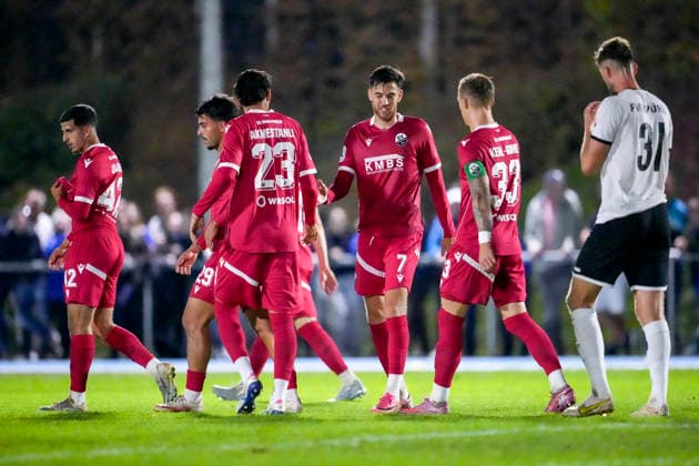 v.li.: Imad Jaadar (SVS, 42), Tasos Leonidis (SVS, 29), Teoman Akmestanli (SVS, 23), Torschütze David Mamutovic (SVS, 7), Marco Kehl-Gomez (SVS, 33, Kapitän), Spieler vom SV Sandhausen (SVS), jubeln über das Tor zum 0:4, Jubel, Torjubel, Torerfolg, celebrate the goal, goal, celebration, jubelt ueber das Tor, Freuen, Freude, freut sich, optimistisch, positiv, Spielszene, Highlight, Action, Aktion, 06.10.2026, Brühl (Deutschland), Fussball, bfv-Pokal, Achtelfinale, FV 1918 Brühl - SV Sandhausen
