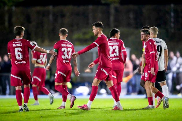 v.li.: Niklas Tarnat (SVS, 6), Ken Gipson (SVS, 24), Marco Kehl-Gomez (SVS, 33, Kapitän), Torschütze David Mamutovic (SVS, 7), Teoman Akmestanli (SVS, 23), Tim Korzuschek (SVS, 18), Spieler vom SV Sandhausen (SVS), jubeln über das Tor zum 0:4, Jubel, Torjubel, Torerfolg, celebrate the goal, goal, celebration, jubelt ueber das Tor, Freuen, Freude, freut sich, optimistisch, positiv, Spielszene, Highlight, Action, Aktion, 06.10.2026, Brühl (Deutschland), Fussball, bfv-Pokal, Achtelfinale, FV 1918 Brühl - SV Sandhausen