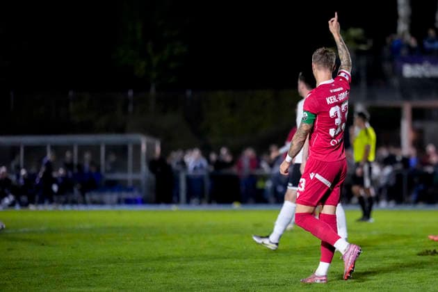 Torschütze Marco Kehl-Gomez (SVS, 33, Kapitän), Spieler vom SV Sandhausen (SVS), jubelt über das Tor zum 0:5, Jubel, jubeln, Torjubel, Torerfolg, celebrate the goal, goal, celebration, jubelt ueber das Tor, Freuen, Freude, freut sich, optimistisch, positiv, Spielszene, Highlight, Einzelbild, Einzelfoto, Aktion, Action, 06.10.2026, Brühl (Deutschland), Fussball, bfv-Pokal, Achtelfinale, FV 1918 Brühl - SV Sandhausen