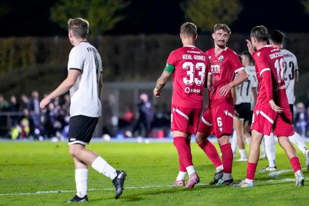 v.li.: Torschütze Marco Kehl-Gomez (SVS, 33, Kapitän), Niklas Tarnat (SVS, 6), Tim Korzuschek (SVS, 18), Spieler vom SV Sandhausen (SVS), jubeln über das Tor zum 0:5, Jubel, Torjubel, Torerfolg, celebrate the goal, goal, celebration, jubelt ueber das Tor, Freuen, Freude, freut sich, optimistisch, positiv, Spielszene, Highlight, Action, Aktion, 06.10.2026, Brühl (Deutschland), Fussball, bfv-Pokal, Achtelfinale, FV 1918 Brühl - SV Sandhausen
