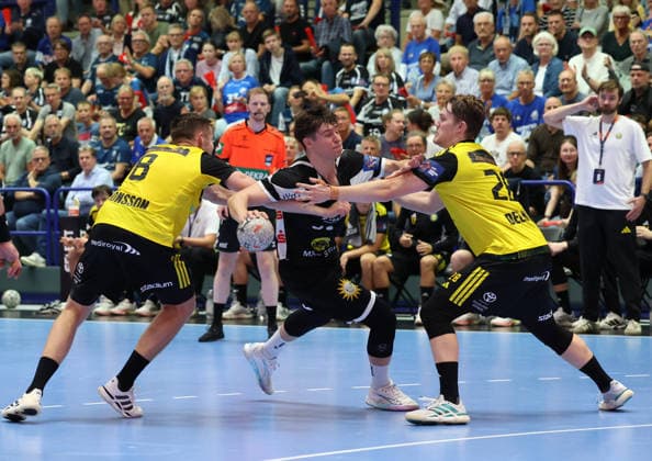 v.l. Birgir Steinn Jonsson (IK Saevehof 08), Soeren Steinhaus (Bergischer HC 53), Janne Delkvist (IK Saevehof 28) im Hintergrund Linus Ekman (IK Saevehof Trainer) GER, Bergischer HC06 vs. IK Saevehof, Handball, EHF Europa League 2026 27, 2. Spieltag, Spielzeit 2026 2027, 06.10.2026 GER, Bergischer HC06 vs. IK Saevehof, Handball, EHF Europa League 2026 27, 2. Spieltag, Spielzeit 2026 2027, 06.10.2026 Solingen-Mitte Copyright: xEibner-Pressefoto ThomasxStoeckerx EP_TSR
