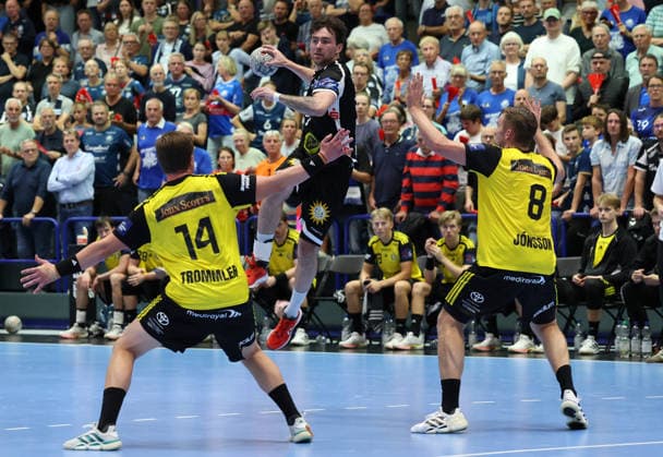 v.l. Tobias Trommler (IK Saevehof 14), Tim Hilding (Bergischer HC 17), Birgir Steinn Jonsson (IK Saevehof 08) GER, Bergischer HC06 vs. IK Saevehof, Handball, EHF Europa League 2026 27, 2. Spieltag, Spielzeit 2026 2027, 06.10.2026 GER, Bergischer HC06 vs. IK Saevehof, Handball, EHF Europa League 2026 27, 2. Spieltag, Spielzeit 2026 2027, 06.10.2026 Solingen-Mitte Copyright: xEibner-Pressefoto ThomasxStoeckerx EP_TSR