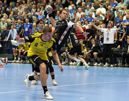 v.l. Birgir Steinn Jonsson (IK Saevehof 08), Tom Bergner (Bergischer HC 28) im Hintergrund Sebastian Durlanu (IK Saevehof 15) und Linus Ekman (IK Saevehof Trainer) GER, Bergischer HC06 vs. IK Saevehof, Handball, EHF Europa League 2026 27, 2. Spieltag, Spielzeit 2026 2027, 06.10.2026 GER, Bergischer HC06 vs. IK Saevehof, Handball, EHF Europa League 2026 27, 2. Spieltag, Spielzeit 2026 2027, 06.10.2026 Solingen-Mitte Copyright: xEibner-Pressefoto ThomasxStoeckerx EP_TSR