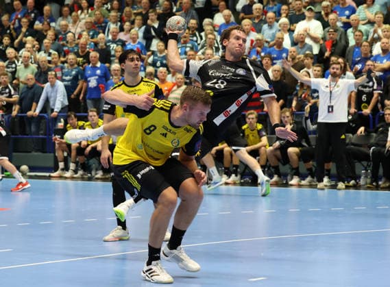 v.l. Birgir Steinn Jonsson (IK Saevehof 08), Tom Bergner (Bergischer HC 28) im Hintergrund Sebastian Durlanu (IK Saevehof 15) und Linus Ekman (IK Saevehof Trainer) GER, Bergischer HC06 vs. IK Saevehof, Handball, EHF Europa League 2026 27, 2. Spieltag, Spielzeit 2026 2027, 06.10.2026 GER, Bergischer HC06 vs. IK Saevehof, Handball, EHF Europa League 2026 27, 2. Spieltag, Spielzeit 2026 2027, 06.10.2026 Solingen-Mitte Copyright: xEibner-Pressefoto ThomasxStoeckerx EP_TSR