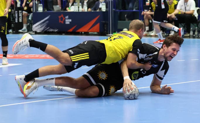 v.l. Sebastian Spante (IK Saevehof 17), Lars Kooij (Bergischer HC 15) GER, Bergischer HC06 vs. IK Saevehof, Handball, EHF Europa League 2026 27, 2. Spieltag, Spielzeit 2026 2027, 06.10.2026 GER, Bergischer HC06 vs. IK Saevehof, Handball, EHF Europa League 2026 27, 2. Spieltag, Spielzeit 2026 2027, 06.10.2026 Solingen-Mitte Copyright: xEibner-Pressefoto ThomasxStoeckerx EP_TSR