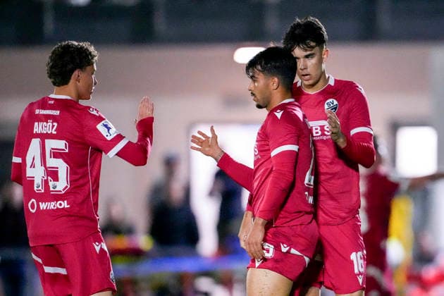 v.li.: Batu Jonathan Akgöz (SVS, 45), Torschütze Tasos Leonidis (SVS, 29), Luka Vukoja (SVS, 16), Spieler vom SV Sandhausen (SVS), jubeln über das Tor zum 0:6, Jubel, Torjubel, Torerfolg, celebrate the goal, goal, celebration, jubelt ueber das Tor, Freuen, Freude, freut sich, optimistisch, positiv, Spielszene, Highlight, Action, Aktion, 06.10.2026, Brühl (Deutschland), Fussball, bfv-Pokal, Achtelfinale, FV 1918 Brühl - SV Sandhausen