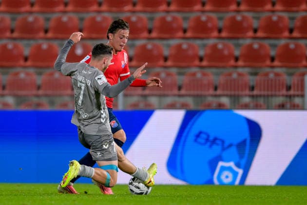 v.li.: Oscar Schoenfelder (Regensburg, 7) Samuel Weiss (Unterhaching, 17) im Zweikampf, Duell, duel, tackle, Dynamik, Action, Aktion, 06.10.2026, Unterhaching (Deutschland), Fussball, BFV Verbandspokal, Viertelfinale, SpVgg Unterhaching - SSV Jahn Regensburg