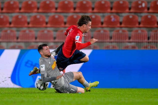 v.li.: Oscar Schoenfelder (Regensburg, 7) Samuel Weiss (Unterhaching, 17) im Zweikampf, Duell, duel, tackle, Dynamik, Action, Aktion, 06.10.2026, Unterhaching (Deutschland), Fussball, BFV Verbandspokal, Viertelfinale, SpVgg Unterhaching - SSV Jahn Regensburg