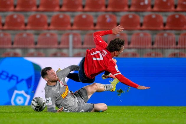 v.li.: Oscar Schoenfelder (Regensburg, 7) Samuel Weiss (Unterhaching, 17) im Zweikampf, Duell, duel, tackle, Dynamik, Action, Aktion, 06.10.2026, Unterhaching (Deutschland), Fussball, BFV Verbandspokal, Viertelfinale, SpVgg Unterhaching - SSV Jahn Regensburg
