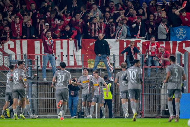 Regensburger Spieler mit Torjubel bei den Fans, Jubel, Torjubel, Torerfolg, celebrate the goal, goal, celebration, Jubel ueber das Tor zum 0:1, optimistisch, Action, Aktion, 06.10.2026, Unterhaching (Deutschland), Fussball, BFV Verbandspokal, Viertelfinale, SpVgg Unterhaching - SSV Jahn Regensburg