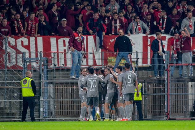 Regensburger Spieler mit Torjubel bei den Fans, Jubel, Torjubel, Torerfolg, celebrate the goal, goal, celebration, Jubel ueber das Tor zum 0:1, optimistisch, Action, Aktion, 06.10.2026, Unterhaching (Deutschland), Fussball, BFV Verbandspokal, Viertelfinale, SpVgg Unterhaching - SSV Jahn Regensburg