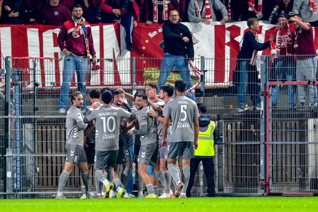 Regensburger Spieler mit Torjubel bei den Fans, Jubel, Torjubel, Torerfolg, celebrate the goal, goal, celebration, Jubel ueber das Tor zum 0:1, optimistisch, Action, Aktion, 06.10.2026, Unterhaching (Deutschland), Fussball, BFV Verbandspokal, Viertelfinale, SpVgg Unterhaching - SSV Jahn Regensburg