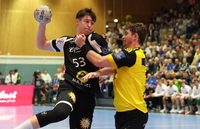 v.l. Soeren Steinhaus (Bergischer HC 53), Tom Poyet (IK Saevehof 07) GER, Bergischer HC06 vs. IK Saevehof, Handball, EHF Europa League 2026 27, 2. Spieltag, Spielzeit 2026 2027, 06.10.2026 GER, Bergischer HC06 vs. IK Saevehof, Handball, EHF Europa League 2026 27, 2. Spieltag, Spielzeit 2026 2027, 06.10.2026 Solingen-Mitte Copyright: xEibner-Pressefoto ThomasxStoeckerx EP_TSR