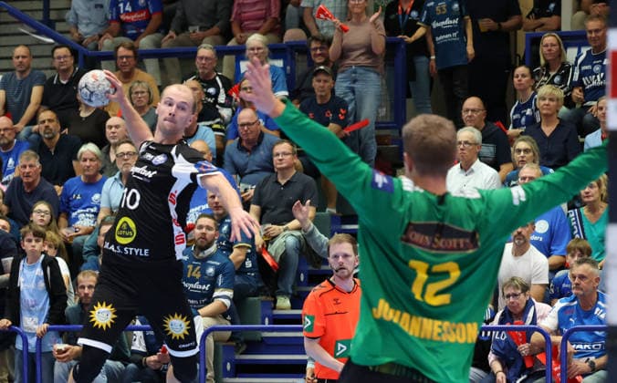 v.l. Fynn Hangstein (Bergischer HC 10), Peter Johannesson (IK Saevehof 12) GER, Bergischer HC06 vs. IK Saevehof, Handball, EHF Europa League 2026 27, 2. Spieltag, Spielzeit 2026 2027, 06.10.2026 GER, Bergischer HC06 vs. IK Saevehof, Handball, EHF Europa League 2026 27, 2. Spieltag, Spielzeit 2026 2027, 06.10.2026 Solingen-Mitte Copyright: xEibner-Pressefoto ThomasxStoeckerx EP_TSR